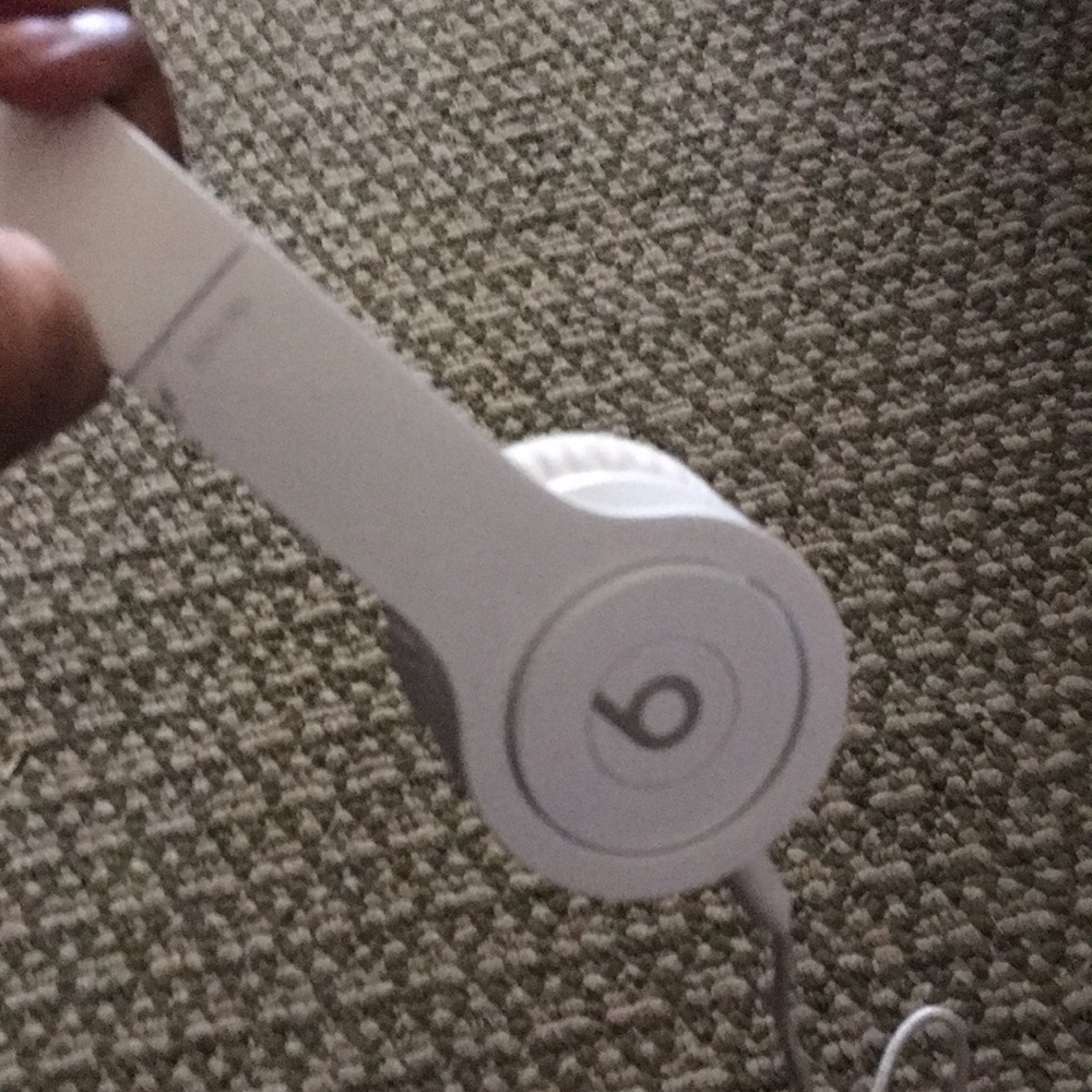 Beats solo white
